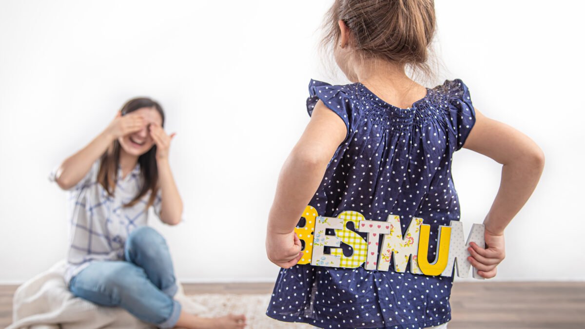 التربية الإيجابية: المفهوم، الأساليب، والفوائد في تربية الأطفال