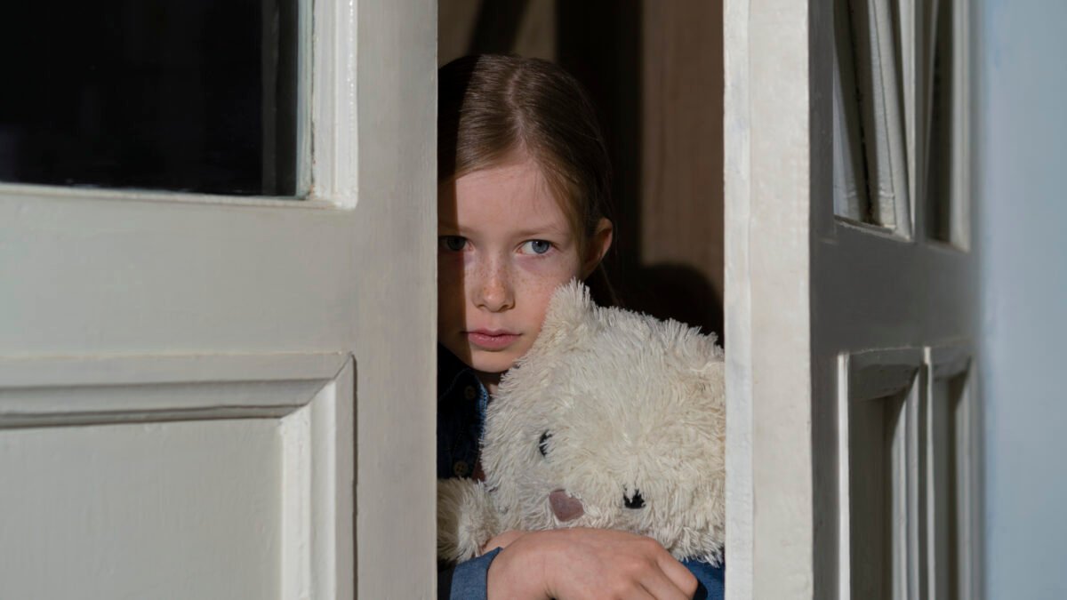 كيف تتعامل مع خوف طفلك؟ الأسباب، الأنواع، وطرق العلاج