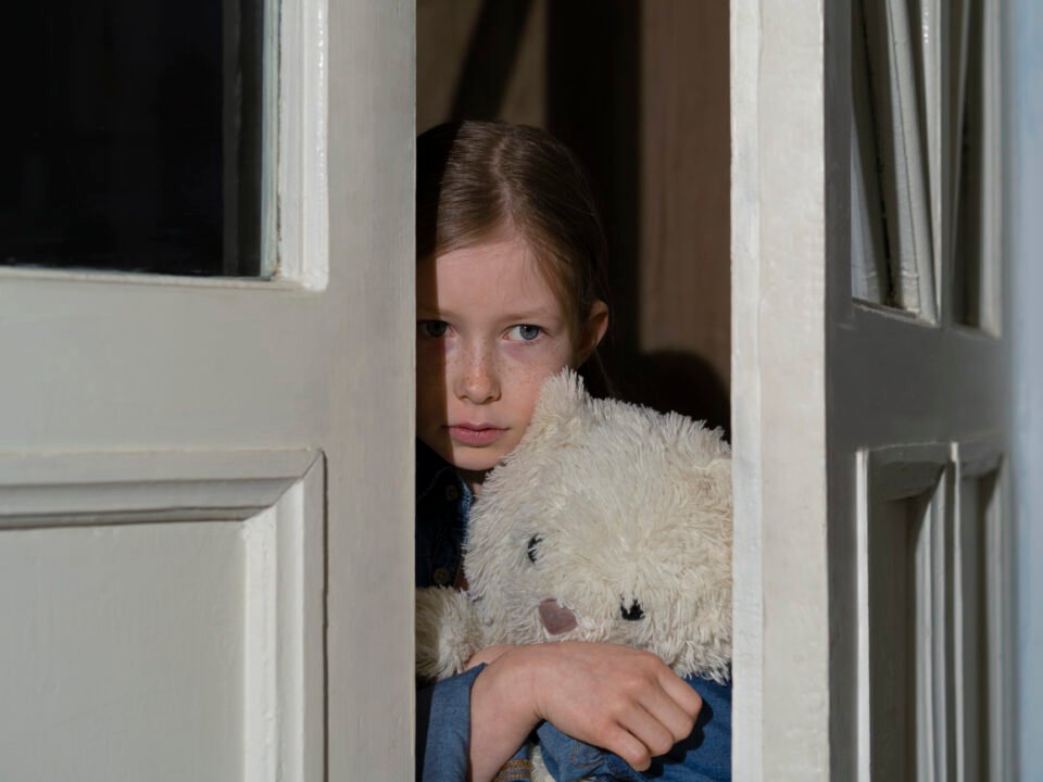 كيف تتعامل مع خوف طفلك؟ الأسباب، الأنواع، وطرق العلاج