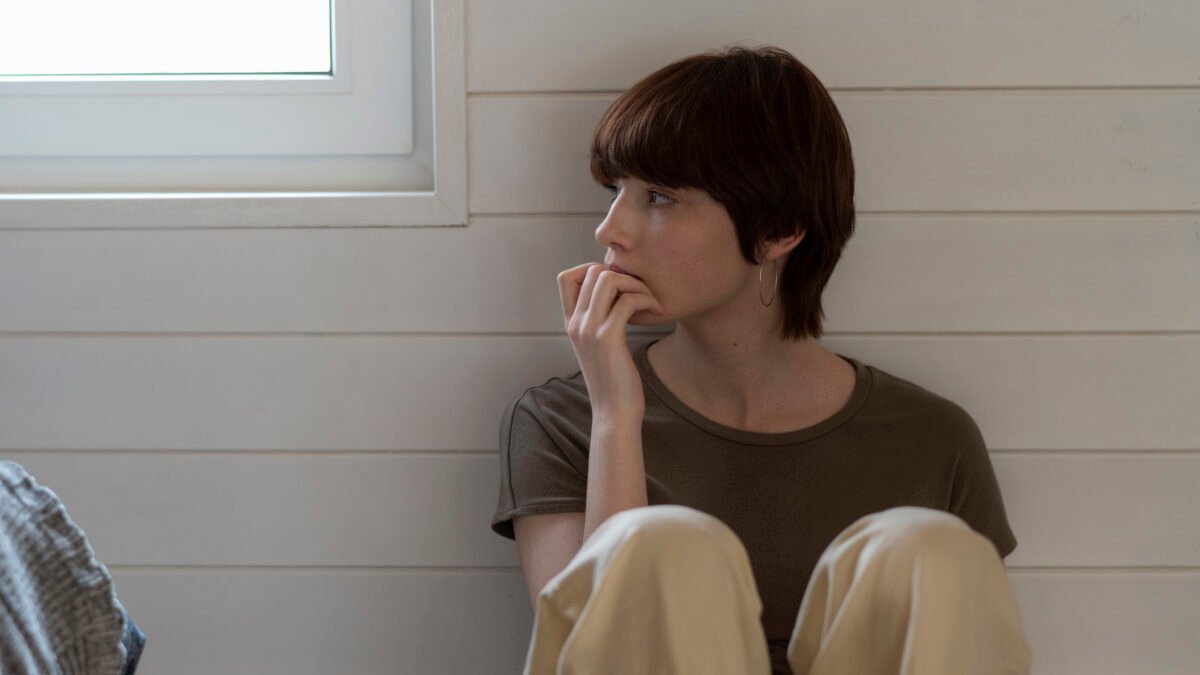 الفرق بين الخجل والانطواء ؟ وكيف توازن بينهم