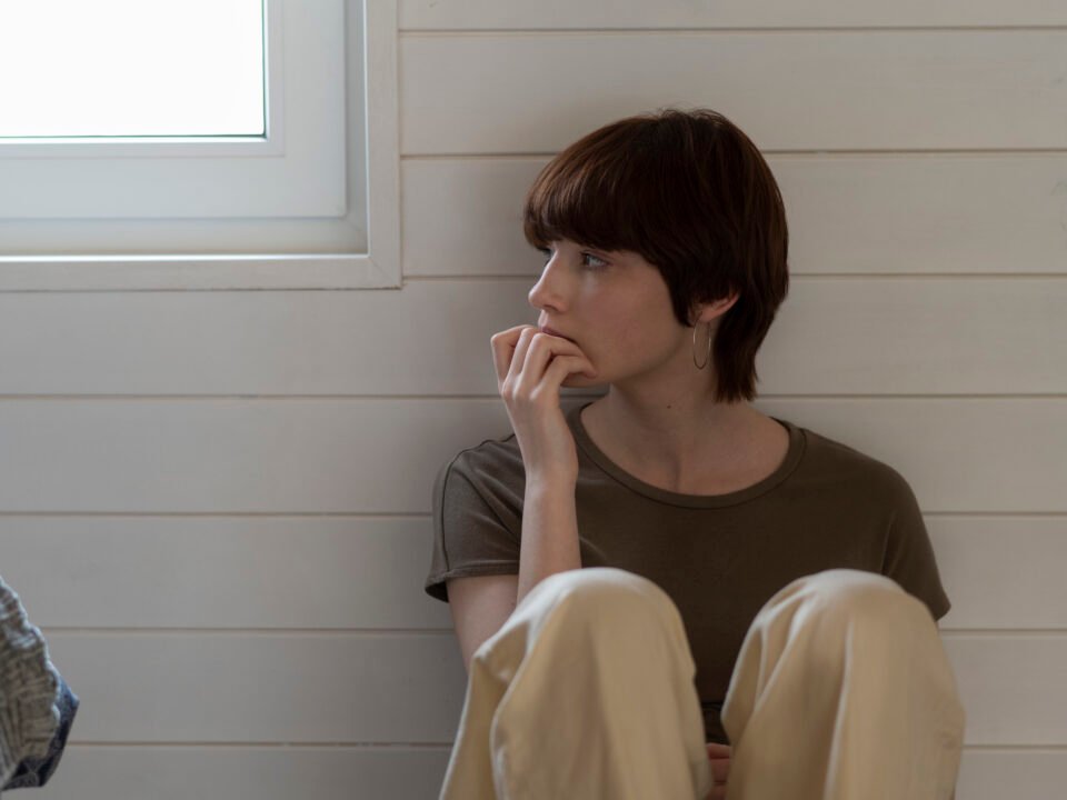 الفرق بين الخجل والانطواء ؟ وكيف توازن بينهم