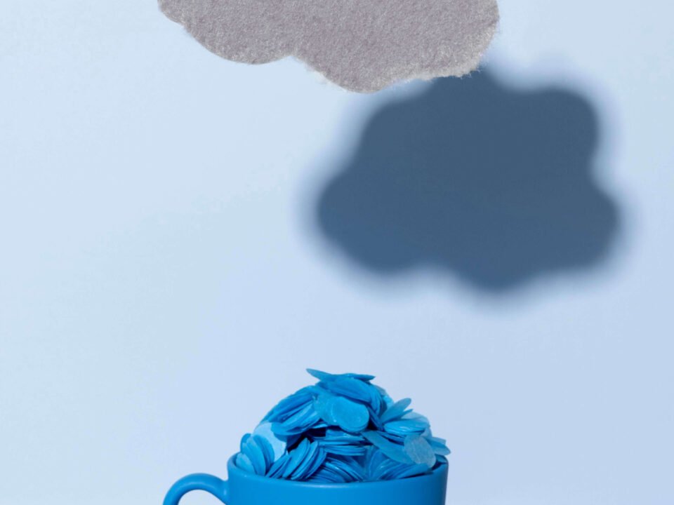 الحزن: فهمه، أسبابه، وعلاجه بطرق علمية وآمنة لتحسين حياتك النفسية