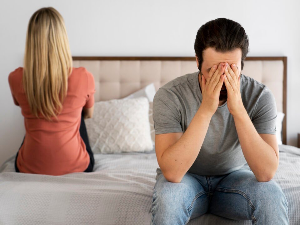 الزوج الصامت عاطفيًا هو الرجل الذي يفتقر إلى القدرة أو الرغبة في التعبير عن مشاعره بالكلام